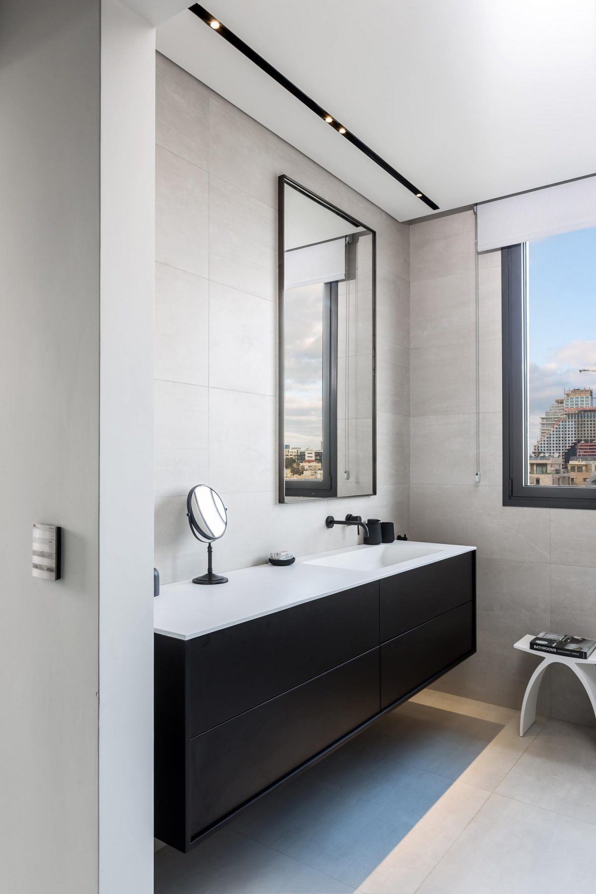 Penthouse Carmelit עיצוב תאורת תקרה באמבטיה על ידי דורי קמחי